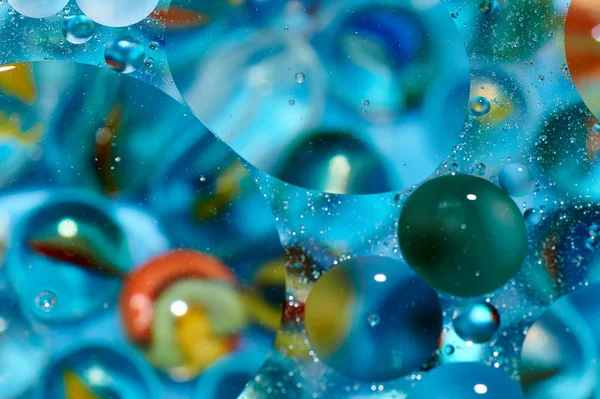 soyut renkli petrol düştü suda yüzen