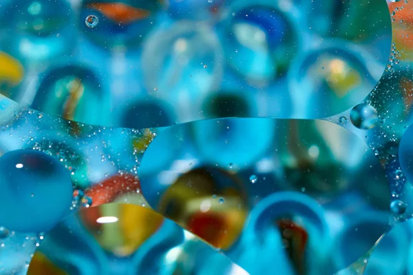 soyut renkli petrol düştü suda yüzen