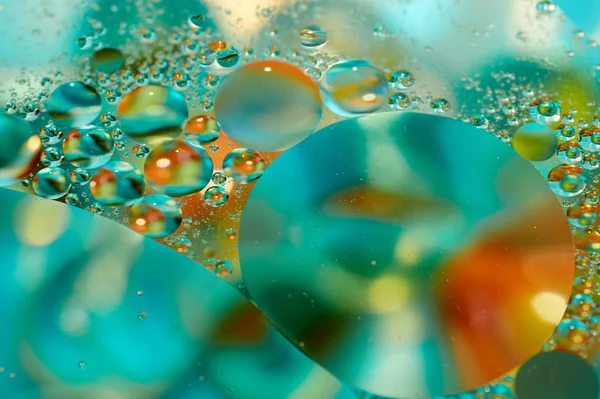 soyut renkli petrol düştü suda yüzen