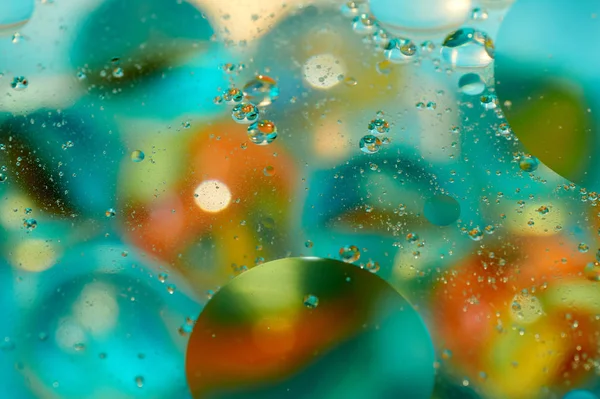 soyut renkli petrol düştü suda yüzen