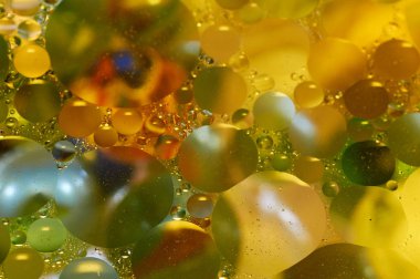 soyut renkli petrol düştü suda yüzen