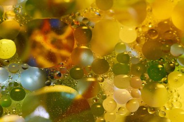 soyut renkli petrol düştü suda yüzen