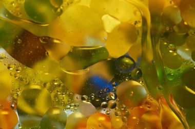 soyut renkli petrol düştü suda yüzen