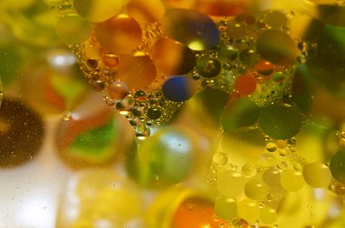 soyut renkli petrol düştü suda yüzen