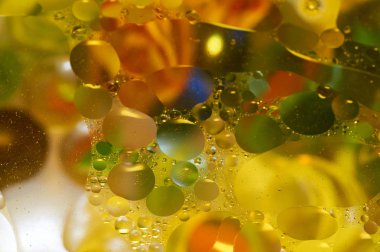 soyut renkli petrol düştü suda yüzen