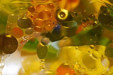 soyut renkli petrol düştü suda yüzen