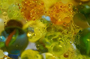 soyut renkli petrol düştü suda yüzen