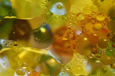 soyut renkli petrol düştü suda yüzen