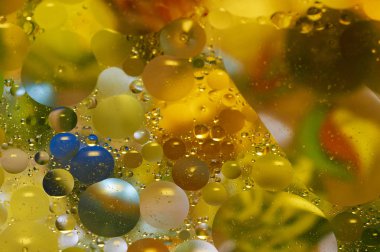 soyut renkli petrol düştü suda yüzen