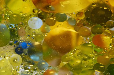 soyut renkli petrol düştü suda yüzen