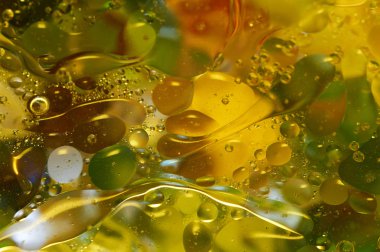 soyut renkli petrol düştü suda yüzen