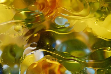 soyut renkli petrol düştü suda yüzen