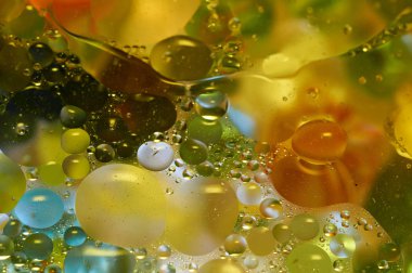 soyut renkli petrol düştü suda yüzen