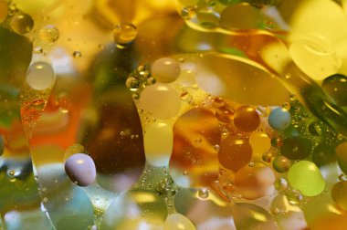 soyut renkli petrol düştü suda yüzen