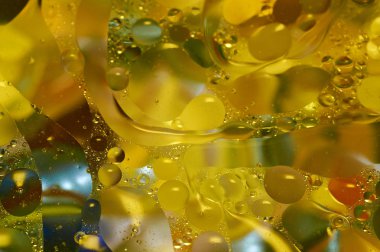 soyut renkli petrol düştü suda yüzen