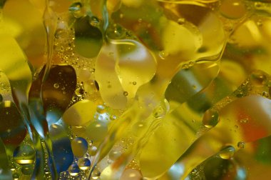 soyut renkli petrol düştü suda yüzen