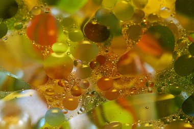 soyut renkli petrol düştü suda yüzen