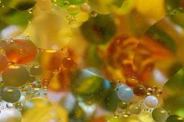 soyut renkli petrol düştü suda yüzen