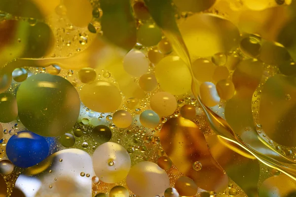 soyut renkli petrol düştü suda yüzen