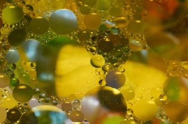 soyut renkli petrol düştü suda yüzen