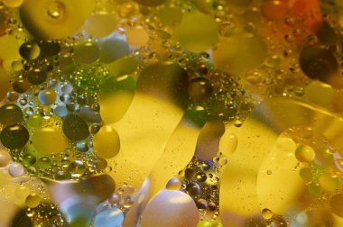 soyut renkli petrol düştü suda yüzen