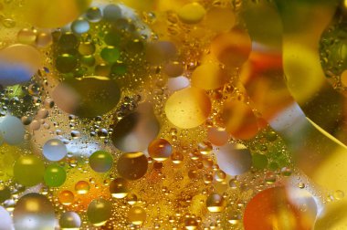 soyut renkli petrol düştü suda yüzen