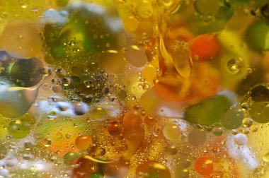 soyut renkli petrol düştü suda yüzen