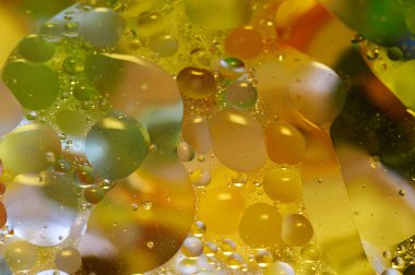 soyut renkli petrol düştü suda yüzen