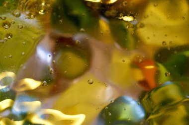 soyut renkli petrol düştü suda yüzen