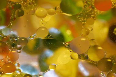 soyut renkli petrol düştü suda yüzen