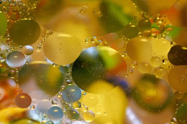 soyut renkli petrol düştü suda yüzen