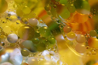 soyut renkli petrol düştü suda yüzen