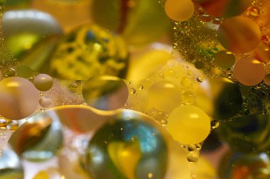 soyut renkli petrol düştü suda yüzen