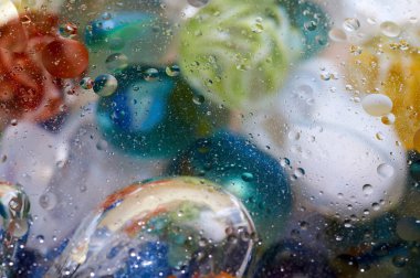 soyut renkli petrol düştü suda yüzen