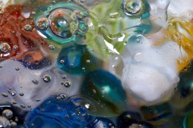 soyut renkli petrol düştü suda yüzen