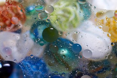 soyut renkli petrol düştü suda yüzen