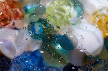 soyut renkli petrol düştü suda yüzen