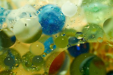 soyut renkli petrol düştü suda yüzen