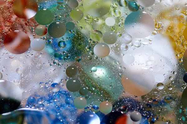 soyut renkli petrol düştü suda yüzen