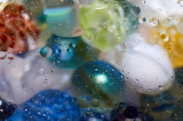 soyut renkli petrol düştü suda yüzen