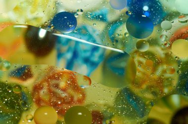 soyut renkli petrol düştü suda yüzen