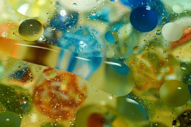 soyut renkli petrol düştü suda yüzen