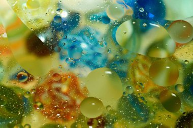 soyut renkli petrol düştü suda yüzen