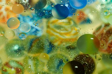 soyut renkli petrol düştü suda yüzen