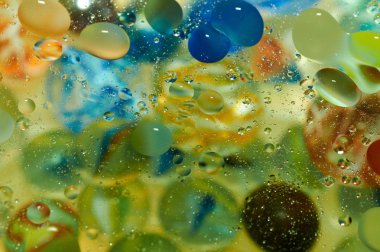 soyut renkli petrol düştü suda yüzen