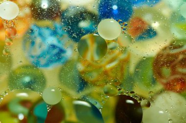 soyut renkli petrol düştü suda yüzen