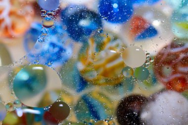 soyut renkli petrol düştü suda yüzen