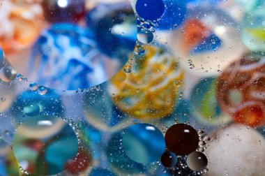 soyut renkli petrol düştü suda yüzen