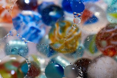 soyut renkli petrol düştü suda yüzen