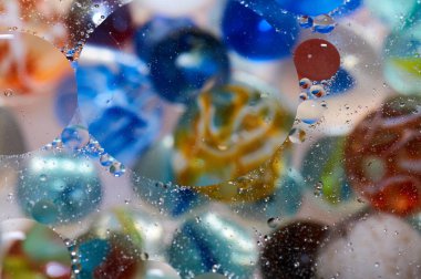 soyut renkli petrol düştü suda yüzen